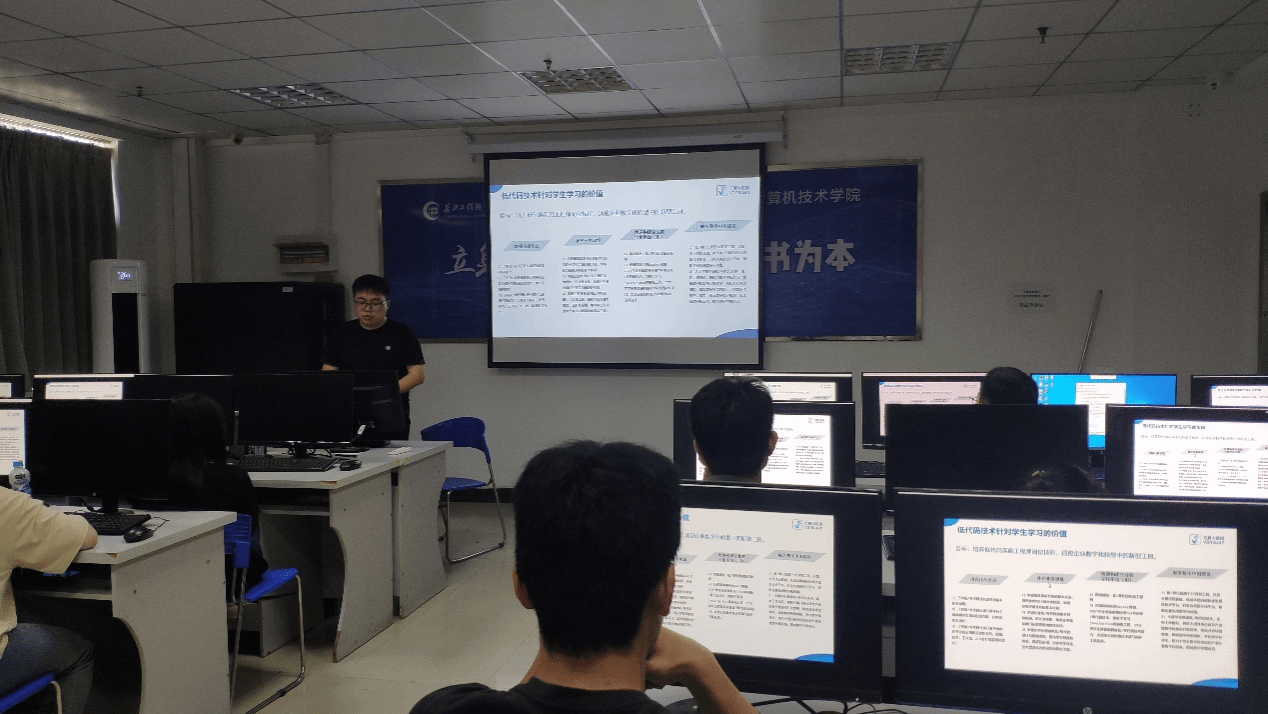 2024年職業(yè)教育活動周 計(jì)算機(jī)技術(shù)學(xué)院師生展風(fēng)采，技術(shù)咨詢與技術(shù)服務(wù)雙管齊下